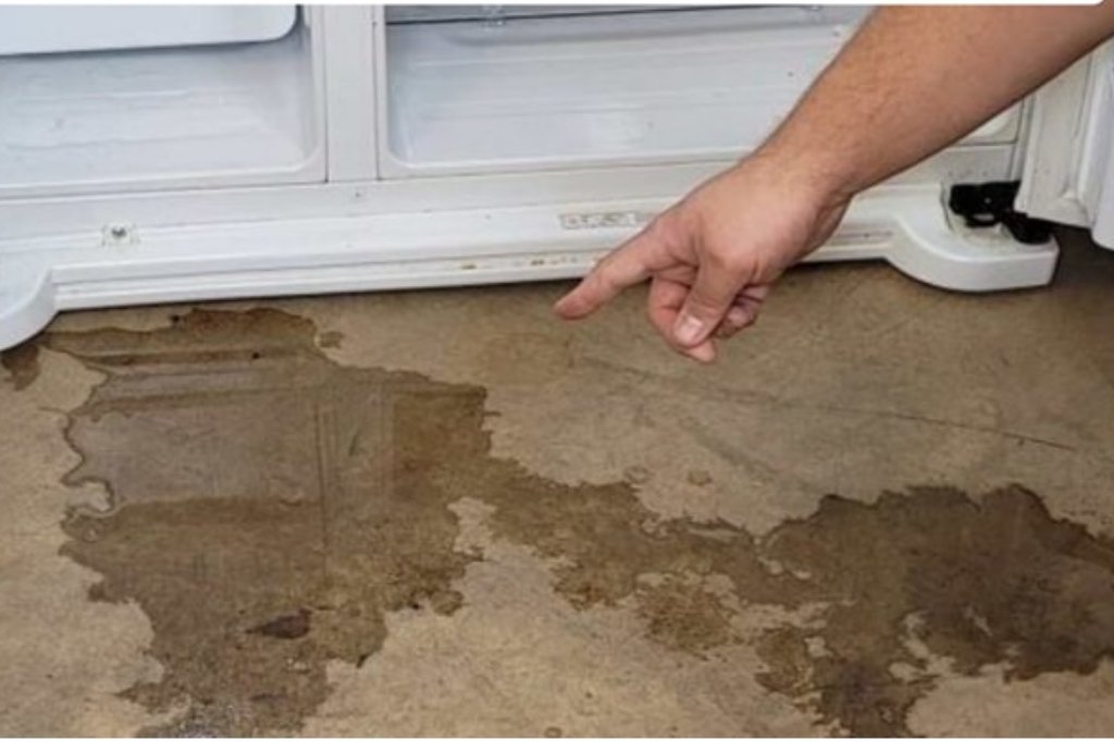 Geladeira Vazando Água? Resolva Agora!